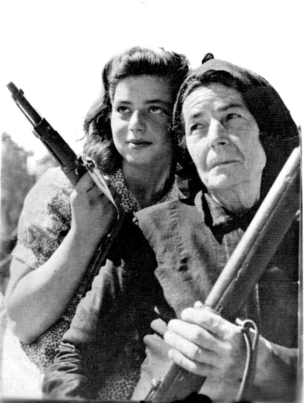 Antonia Vakaki i Eleni Vakaki. Kreteńskie kobiety z bronią, 1945 Antonia Vakaki i Eleni Vakaki. Kreteńskie kobiety z bronią, 1945