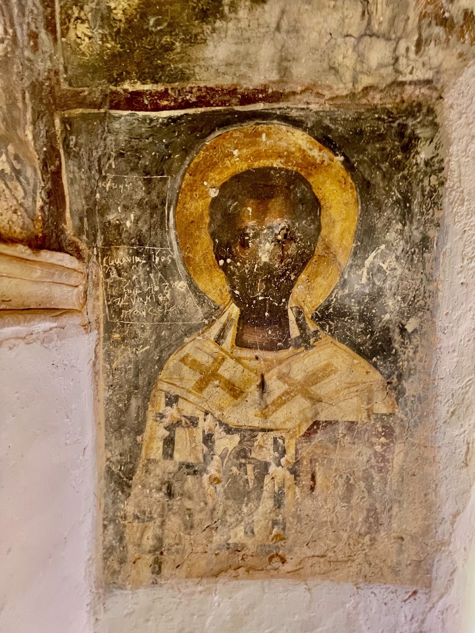 Fresk hierarch w niszy ściany — postać biskupa lub świętego ojca Kościoła, XIV wiek Fresk hierarch w niszy ściany — postać biskupa lub świętego ojca Kościoła, XIV wiek