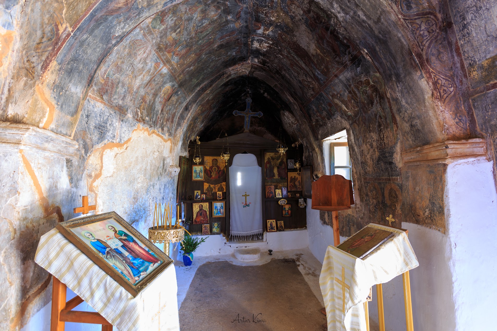 Wnętrze catholicon — widok w kierunku ikonostasu, freski na sklepieniu kolebkowym Wnętrze catholicon — widok w kierunku ikonostasu, freski na sklepieniu kolebkowym
