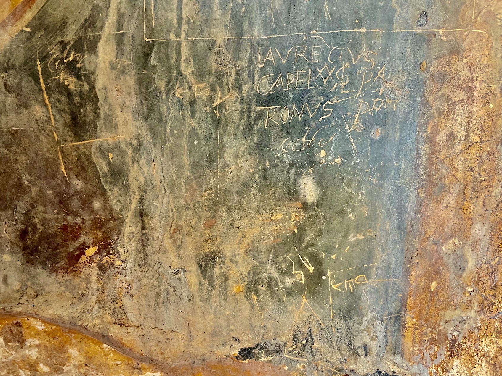 Graffiti łacińskie na tynku — wpis nr 53 z corpus, LAVRE(N)CIVS CAPELVSL PA/TRONVS Graffiti łacińskie na tynku — wpis nr 53 z corpus, LAVRE(N)CIVS CAPELVSL PA/TRONVS